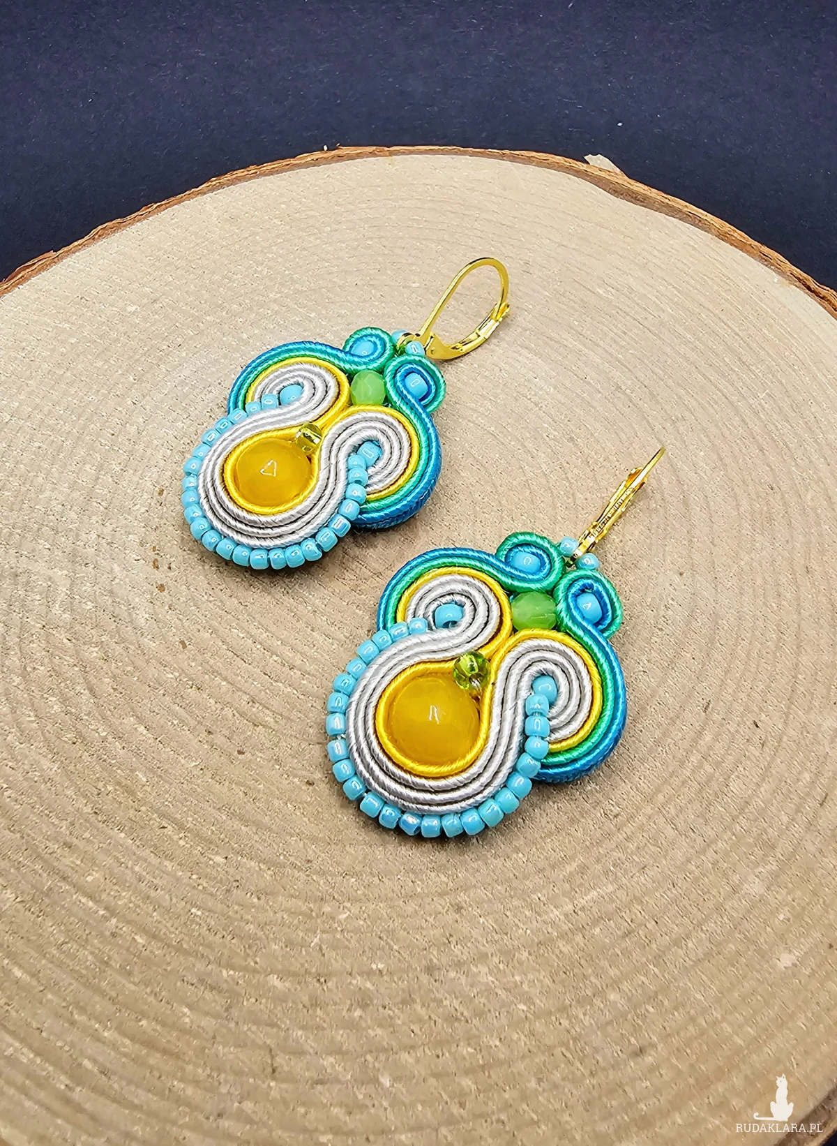 beżowo-kolorowe kolczyki sutasz